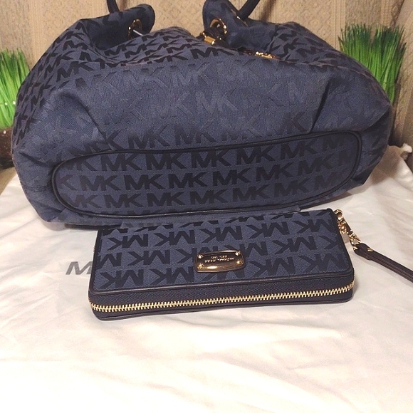 Bundle of Michael Kors Monogram Canvas Navy Tote & Continental Wallet Wristlet - Picture 7 of 16